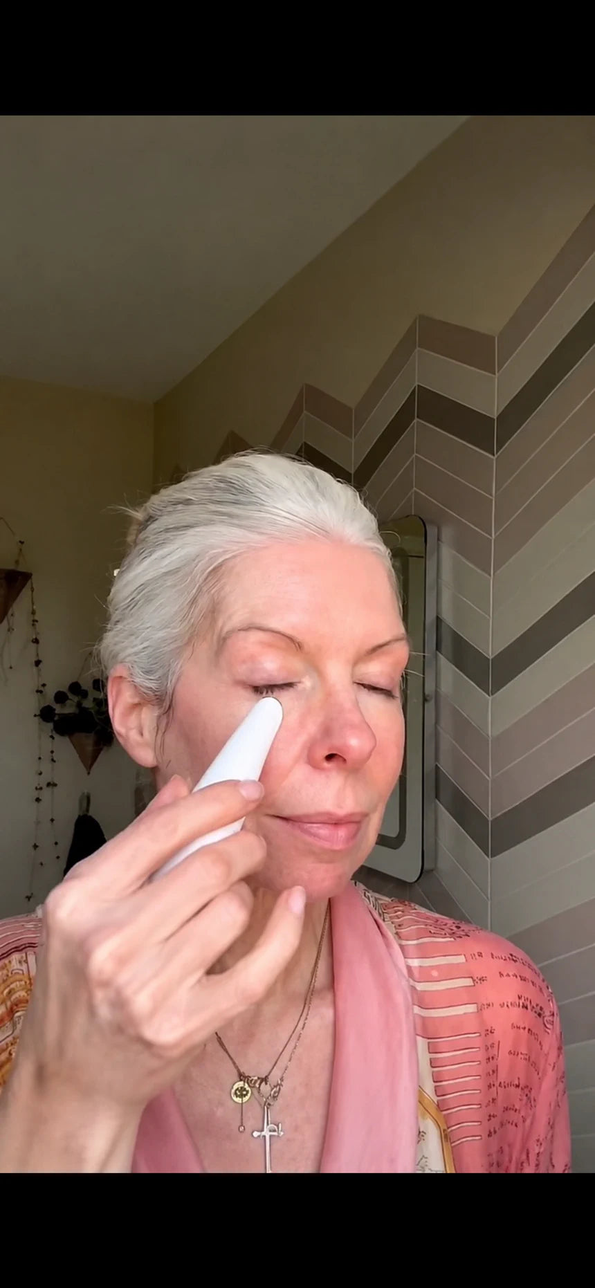 Cliente ZYLVEA utilisant la baguette chauffante sur le contour des yeux